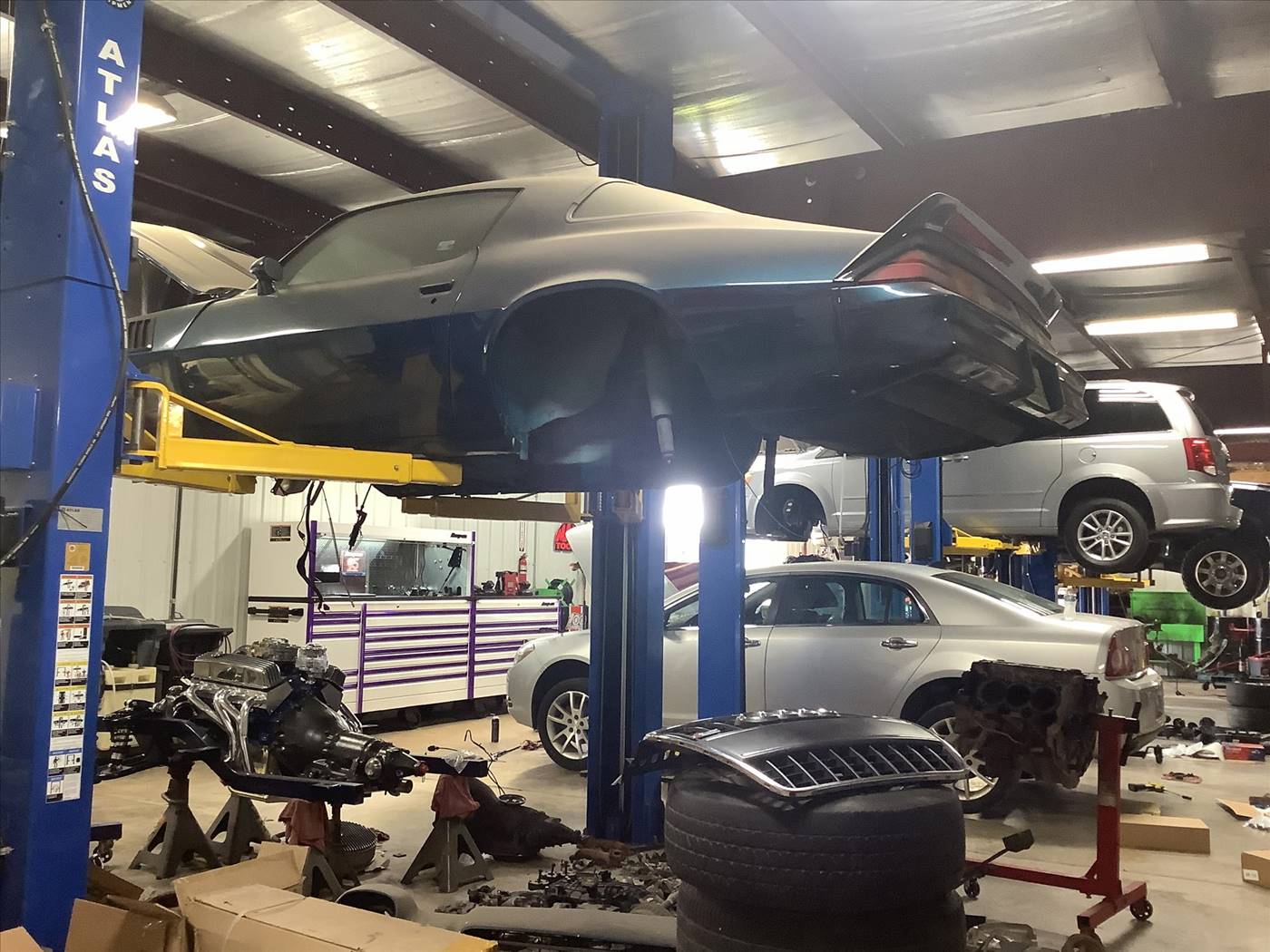 Camaro on an Atlas lift at Sahuayo Auto Repair