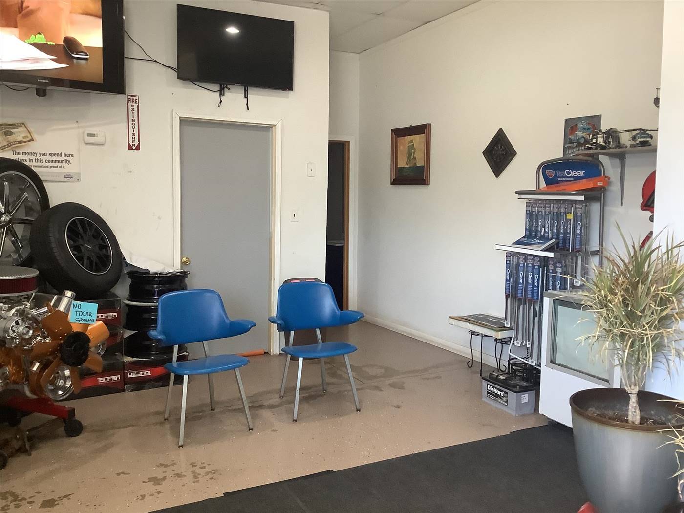 Waiting room display engine marked NO TOCAR at Sahuayo Auto Repair